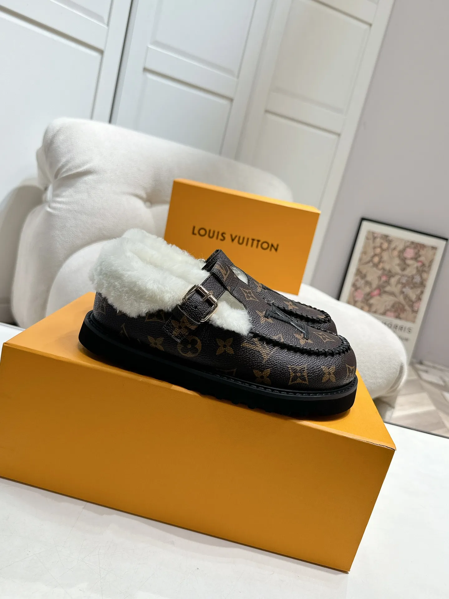 👟👟Ex-factory price 540👟👟Mauri version Louis Vuitton lv louis vuott…on fw24 new arrival～The latest furry slippers for autumn and winter～This pair of furry slippers is also very good-looking! The leather ones are very high-end! ! !Paired with denim shorts in autumn and winter, it’s perfect! Put it on and you will instantly have your ideal height! A favorite style, with fashionable elements, the appearance of the upper is full of nobility. Wearing it can always show the fashionable charm of women. It is fashionable but not too showy. The high-end beef tendon on the upper and the Lvjia letter buckle are so beautiful. Upper: imported high-end frosted/cowhide. Outsole: original outsole. Inner lining: imported real wool. Size: 35-42 (customized at .42).